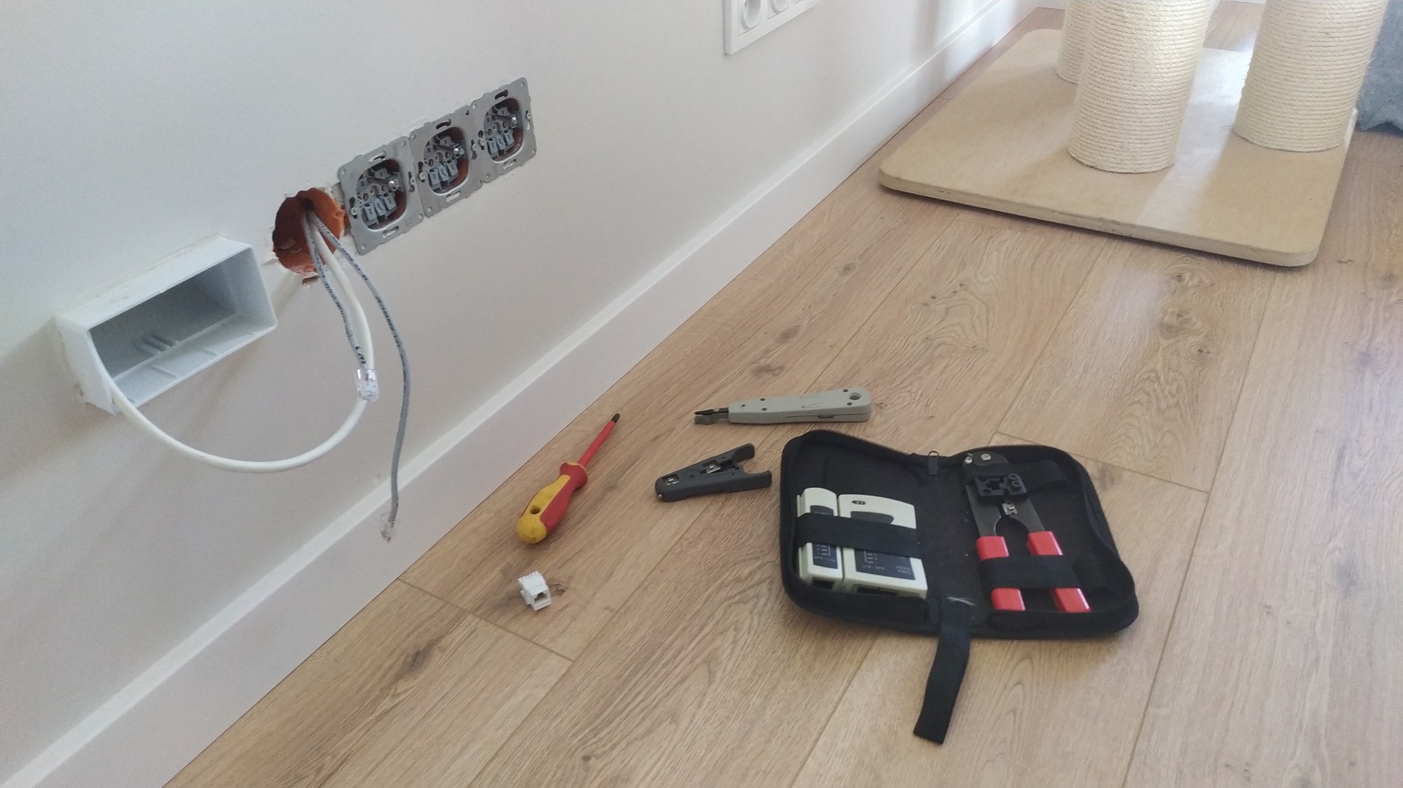 Lokalizacja 'zagubionego' przewodu internetowego w mieszkaniu. Czas realizacji: 2 minuty pracy.