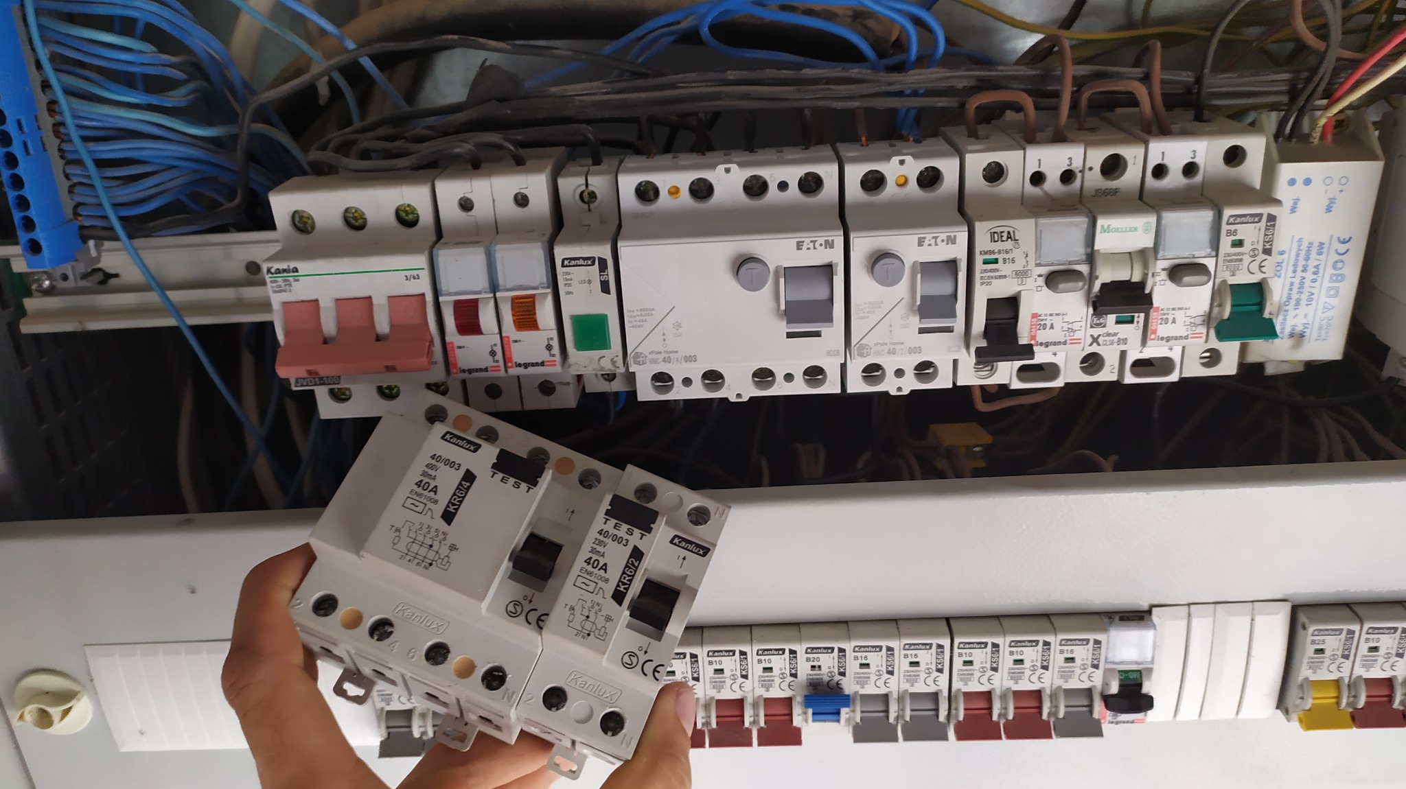 Wymiana 2 wadliwych wyłączników różnicowoprądowych na nowe marki Eaton. Czas realizacji: 20 minut.
