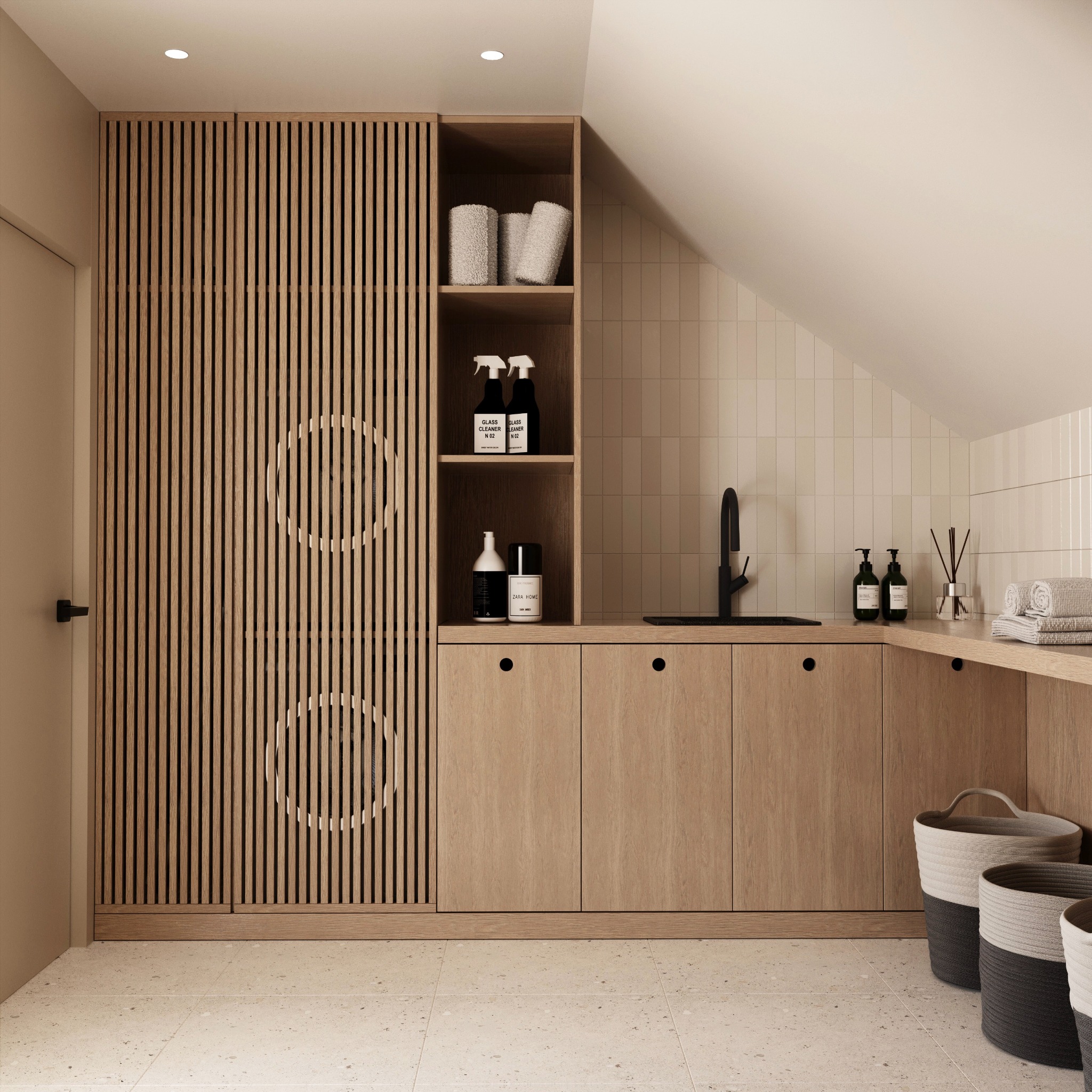 Nowoczesna pralnia w jasnych barwach z drewnianymi szafkami, czarną armaturą i dekoracyjnymi koszami na pranie.