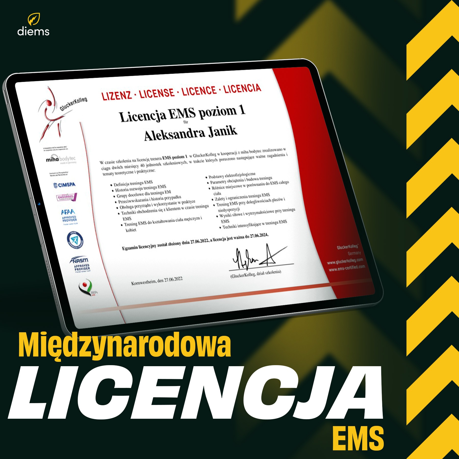 Tablet wyświetla certyfikat ukończenia szkolenia EMS Aleksandra Janik, wydany przez GluckerKolleg, z listą zagadnień teoretycznych i praktycznych, datą egzaminu i ważności licencji oraz podpisem...