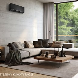Odśwież Swój Dom Patryk Suflita - Nowoczesny salon z szarą sofą i czarnym klimatyzatorem na ścianie. Duże okno z widokiem na zieleń. Minimalistyczny design, stonowana kolorystyka, oświetlenie boczne.
