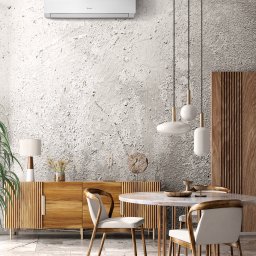 OSD-systemy Klimatyzacji Kraków - Nowoczesny klimatyzator na teksturowanej ścianie w stylowym wnętrzu jadalni z drewnianymi meblami i marmurowym stołem. Oświetlenie wiszące.