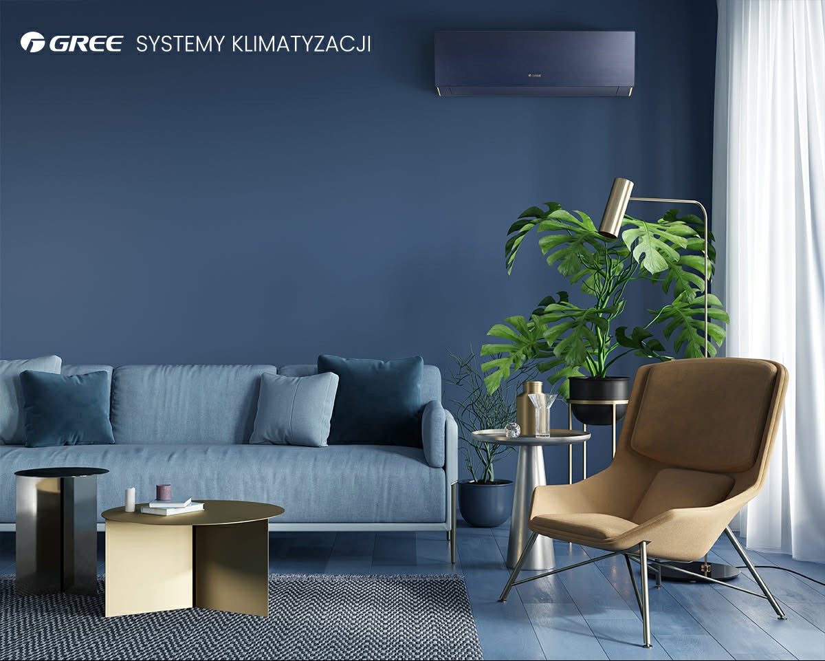 Nowoczesny salon z klimatyzatorem Gree w kolorze ściany. Minimalistyczny design, sofa, fotel, rośliny doniczkowe i lampa podłogowa tworzą spójną aranżację.