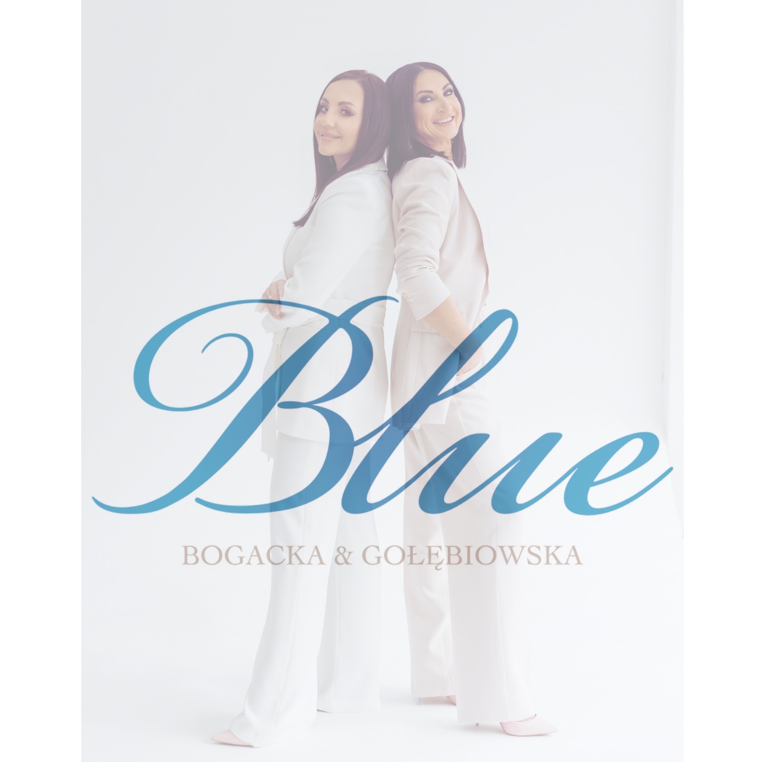 Portret dwóch uśmiechniętych kobiet w garniturach, stojących tyłem do siebie na jasnym tle, z nałożonym logo 'Blue Bogacka & Gołębiowska'.