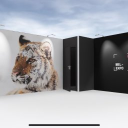 Mel-Expo Emilia Statucka-Sklepik - Stoisko targowe z dużym formatem wydruku tygrysa pokrytego śniegiem i czarnym panelem z logo MEL-EXPO pod reflektorami.