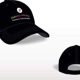 Mel-Expo Emilia Statucka-Sklepik - Czarna czapka z daszkiem z nadrukowanym logo i nazwą firmy 'Zielony Animator' oraz hasłem 'Ożywiamy Twoje otoczenie', widok z przodu i z tyłu na białym tle.