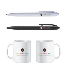 Mel-Expo Emilia Statucka-Sklepik - Dwa długopisy (biały i czarny) oraz dwa białe kubki z nadrukowanym logo 'Zielony Animator Ożywiamy Twoje otoczenie', ułożone na białym tle.