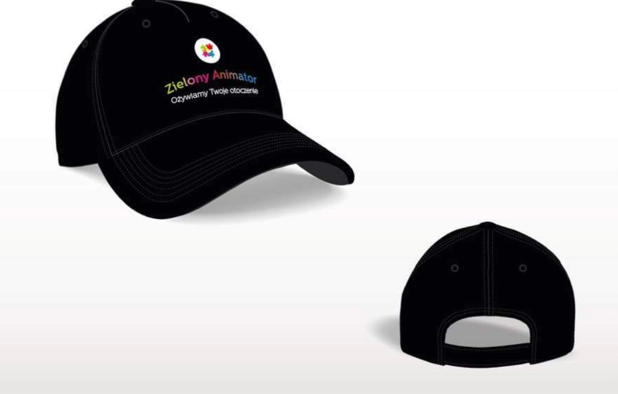 Czarna czapka z daszkiem z nadrukowanym logo i nazwą firmy 'Zielony Animator' oraz hasłem 'Ożywiamy Twoje otoczenie', widok z przodu i z tyłu na białym tle.