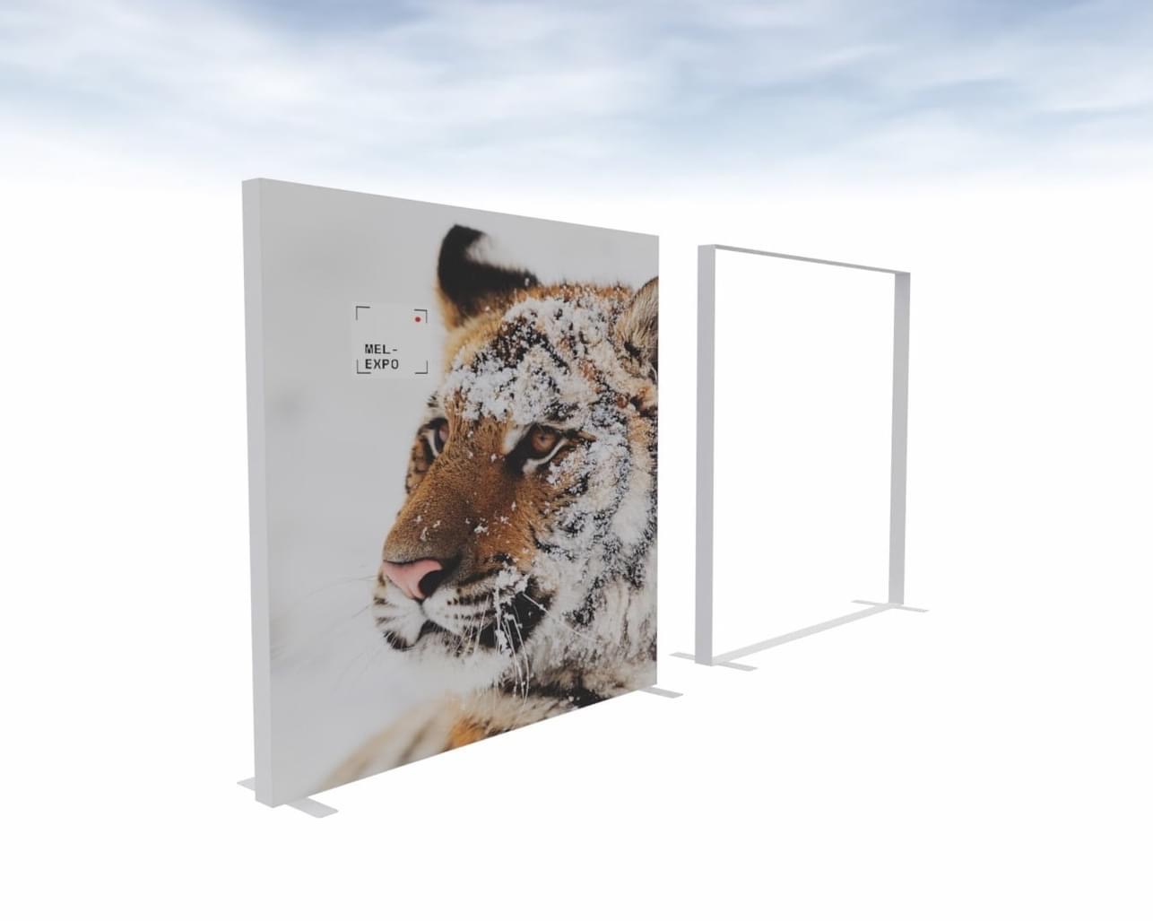 Wizualizacja stoiska wystawienniczego z grafiką przedstawiającą tygrysa w zimowej scenerii, logo MEL-EXPO w lewym górnym rogu, na białym tle.