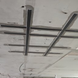 wzmocnienie stropów taśmami z włókna węglowego w miejscu nowych pionów instalacyjnych