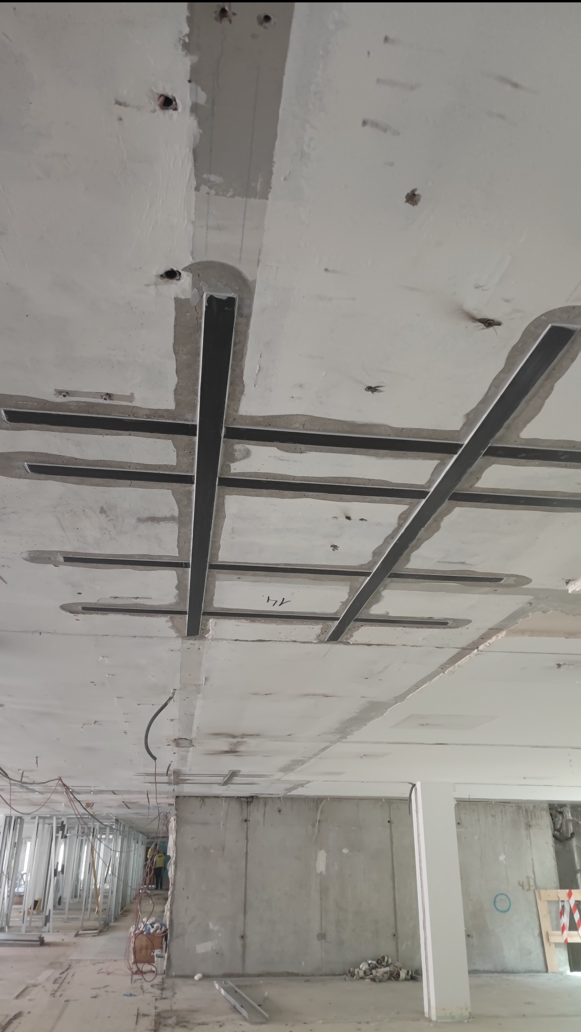 wzmocnienie stropów taśmami z włókna węglowego w miejscu nowych pionów instalacyjnych