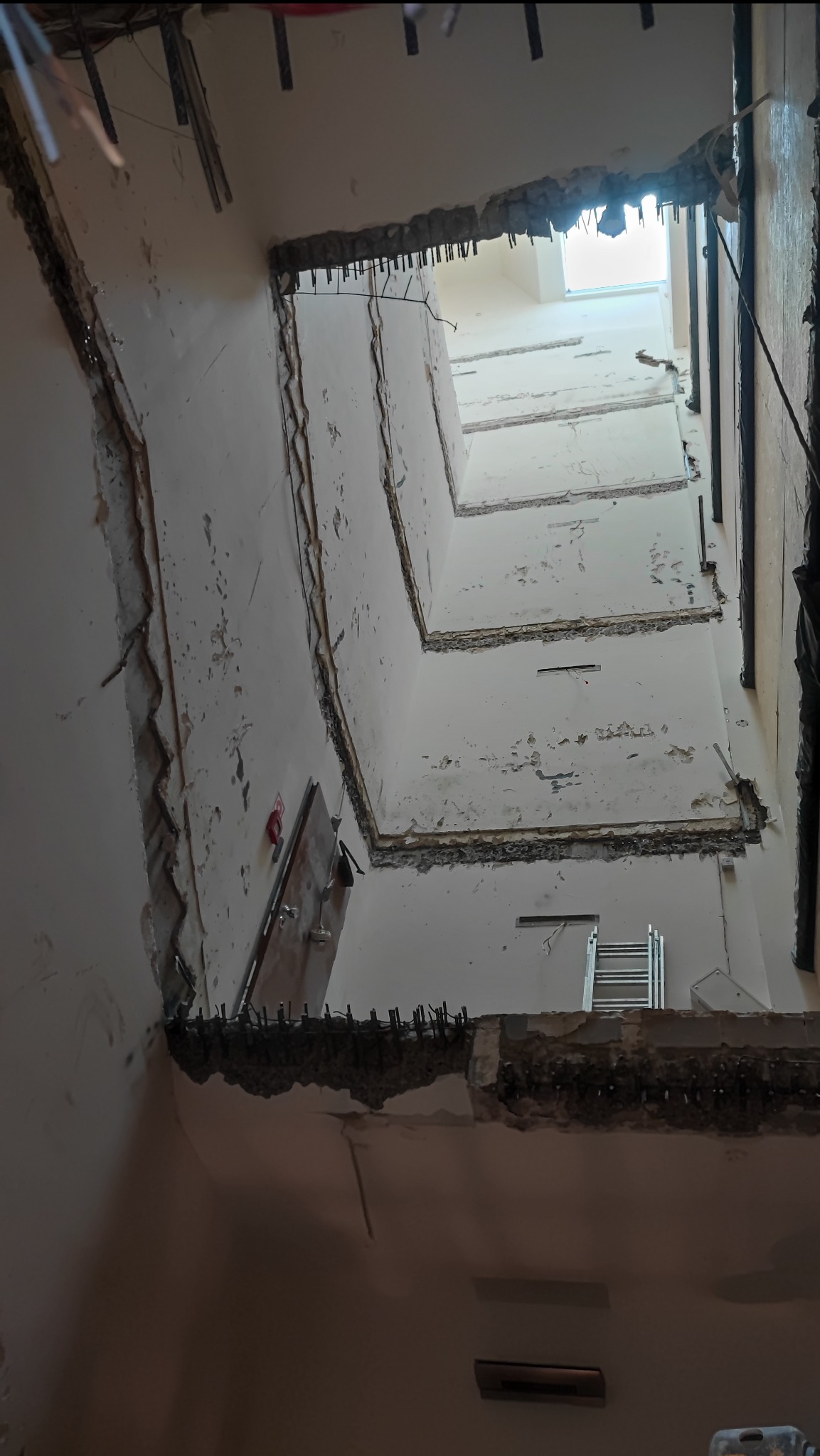 wyburzenie istniejącej klatki schodowej i wykonanie w jej miejscu stropów żelbetowych