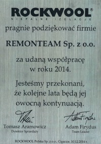 Pamiątkowa tablica z podziękowaniami od firmy Rockwool dla firmy Remonteam Sp. z o.o. za udaną współpracę w 2014 roku, z podpisami Tomasza Aramowicza (Dyrektor Sprzedaży) i Adama Firydusa (Team...