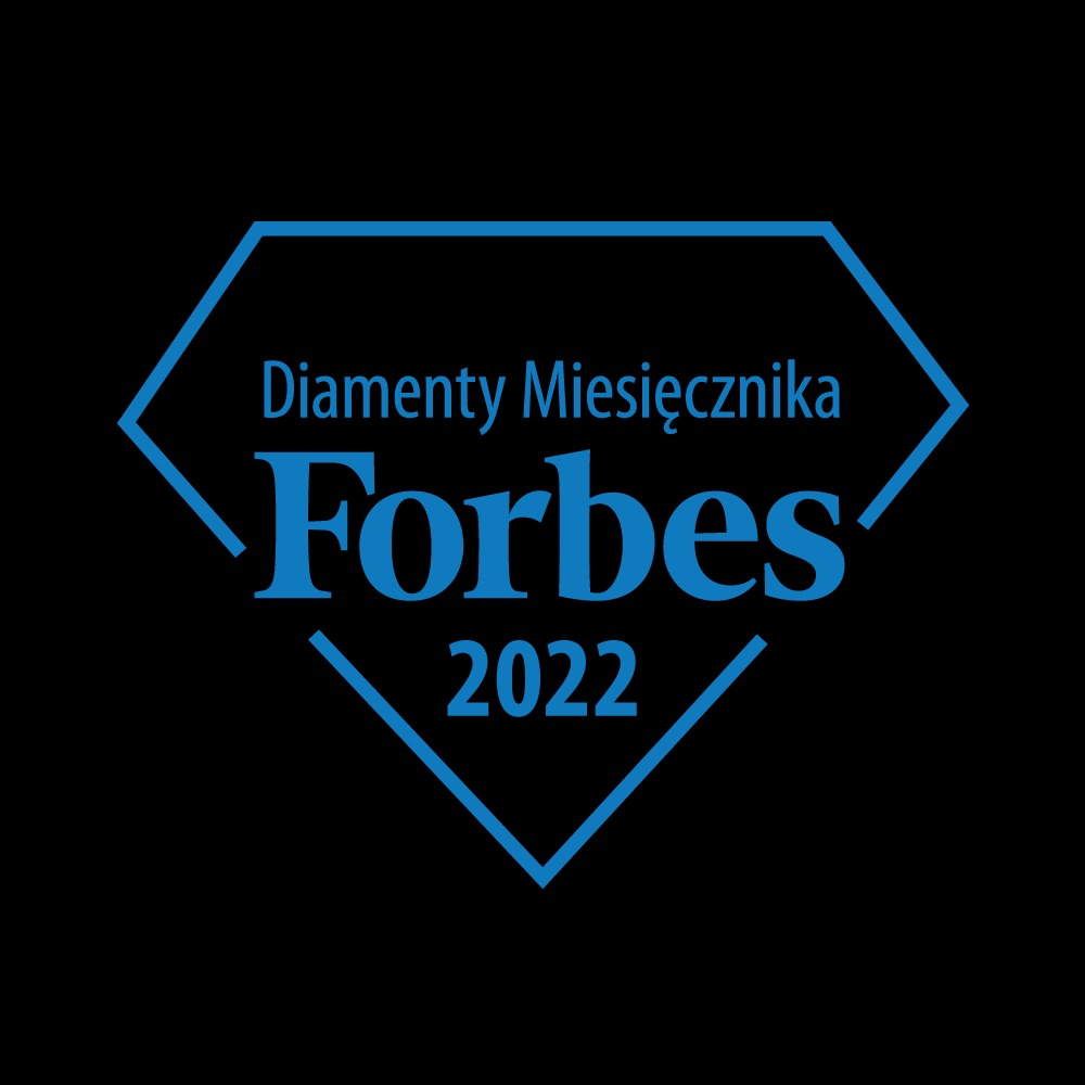 Logo 'Diamenty Miesięcznika Forbes 2022' w niebieskim kolorze na czarnym tle, przedstawione w formie rombu.
