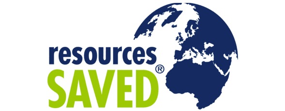 Logo firmy Resources Saved z motywem globu w kolorze granatowym, zarys kontynentów Europy i Afryki, oraz tekstem w kolorze granatowym i zielonym.