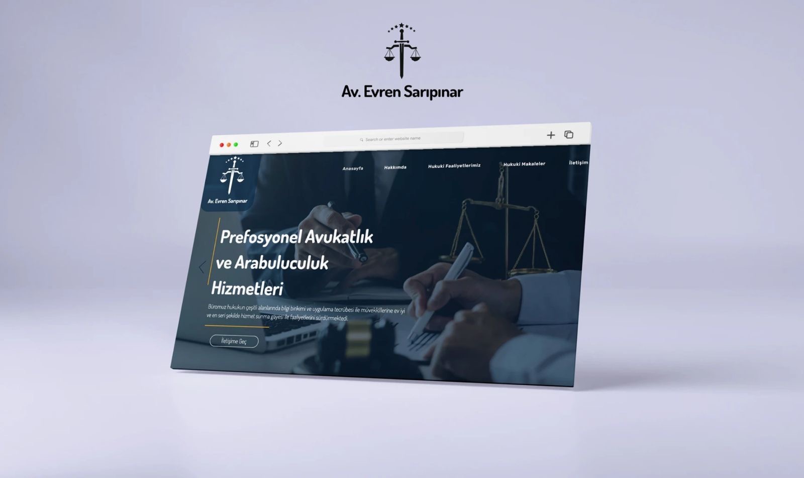 Prezentacja responsywnej strony internetowej kancelarii prawnej, wyświetlona na monitorze komputera. Widoczny motyw graficzny z motywem wagi.