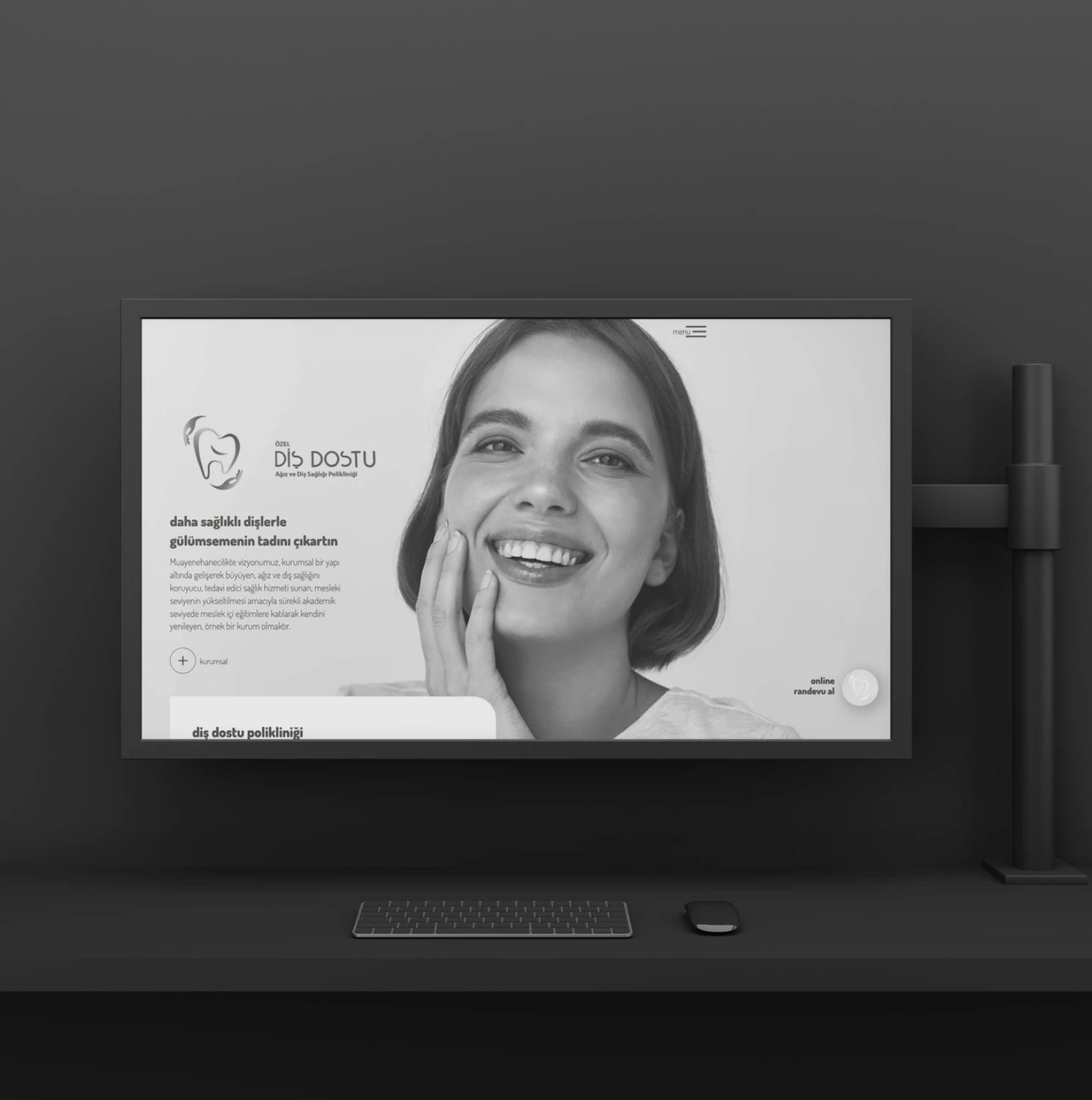 Ekran monitora prezentujący stronę internetową kliniki stomatologicznej z uśmiechniętą kobietą w tle i tekstem o zdrowych zębach.