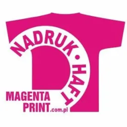 Różowe logo firmy Magenta Print.com.pl w kształcie koszulki z napisem Nadruk i Haft.