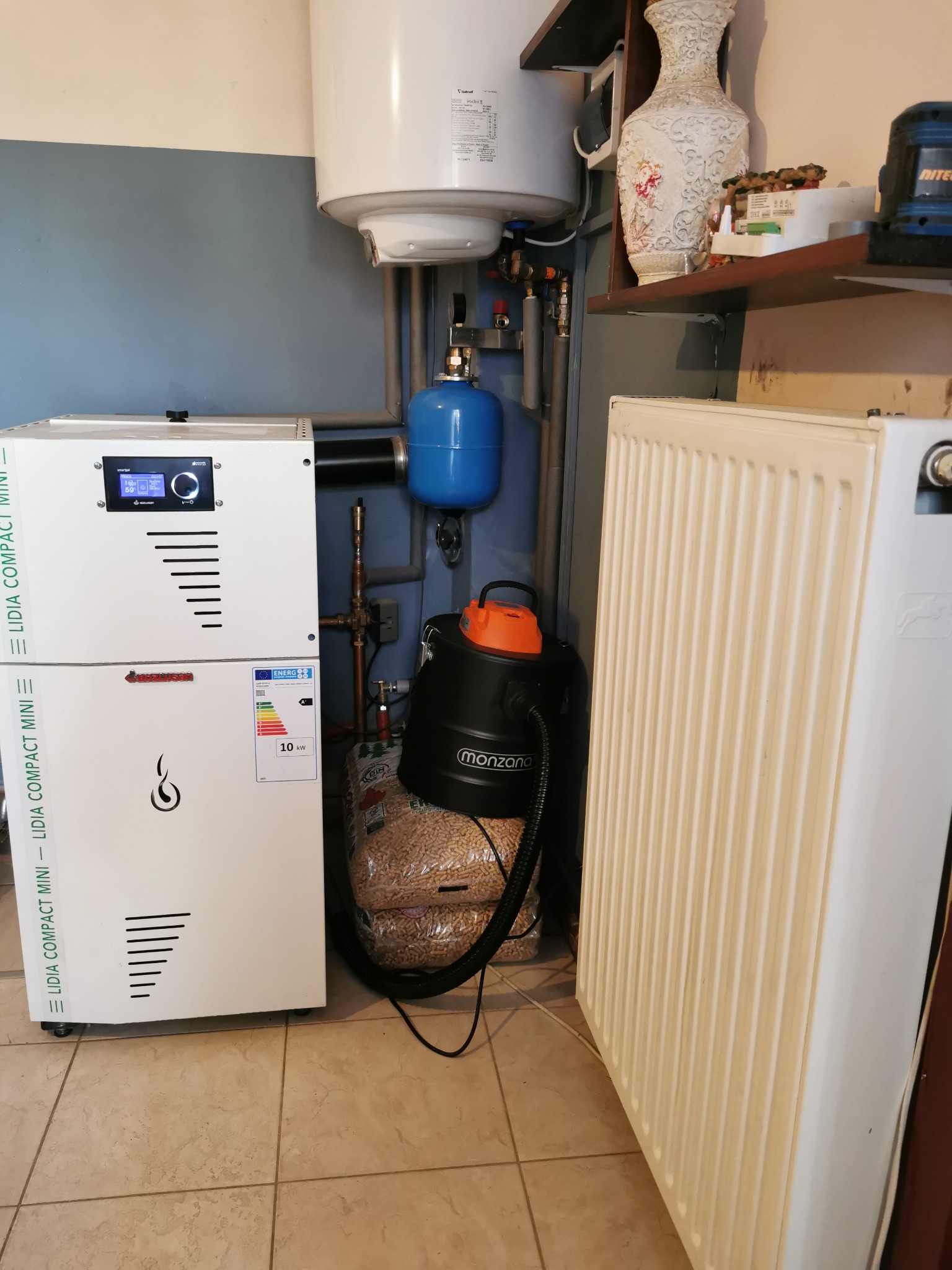 Kompaktowy kocioł na pelet, zamontowany w kuchni.