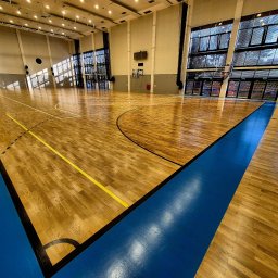 Hala Sportowa Jelcz Laskowice, renowacja  dębowej Podłogi sportowej, trasowanie linii, odbarwianie pół, montaż cokołów 