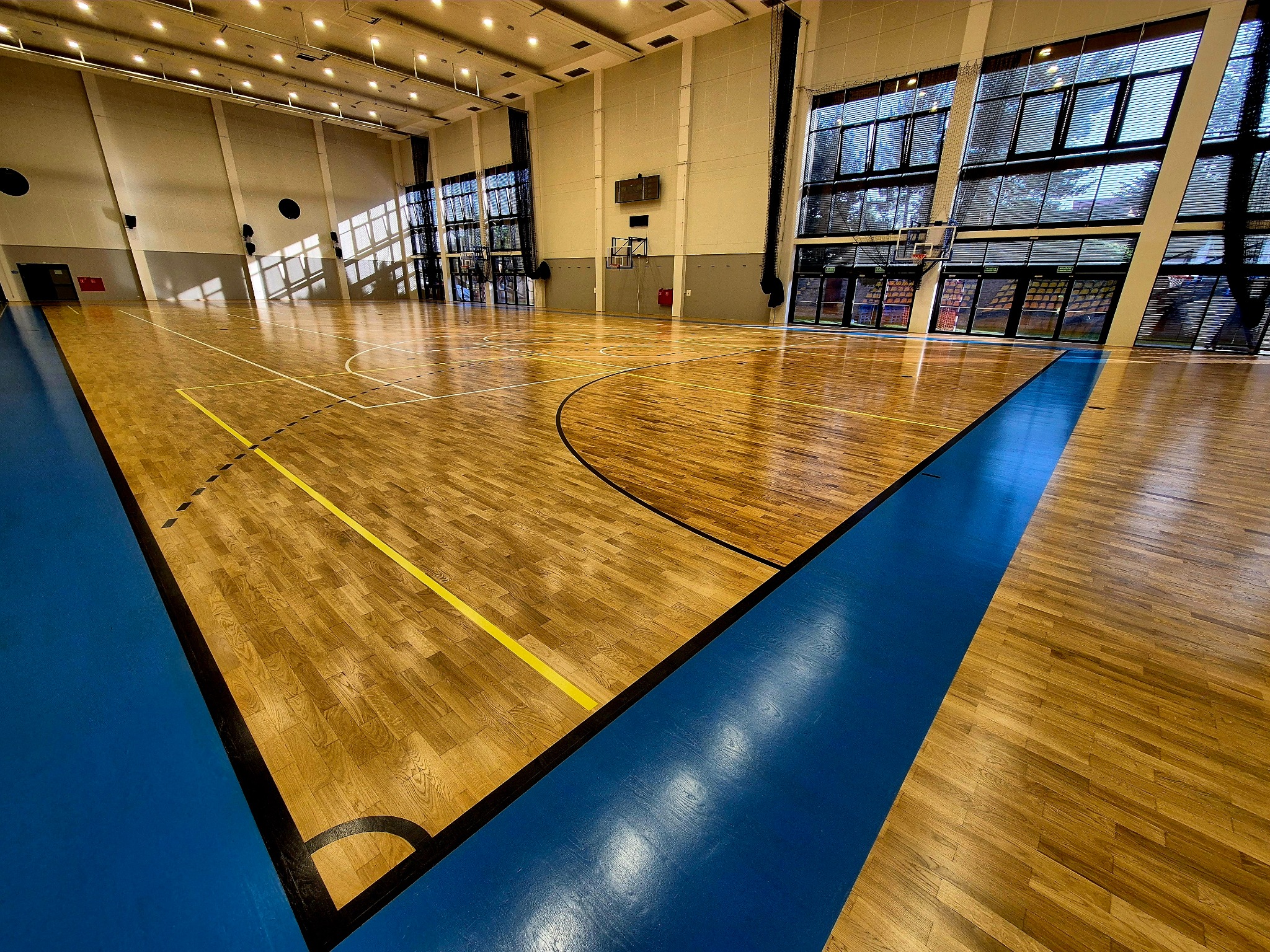 Hala Sportowa Jelcz Laskowice, renowacja dębowej Podłogi sportowej, trasowanie linii, odbarwianie pół, montaż cokołów