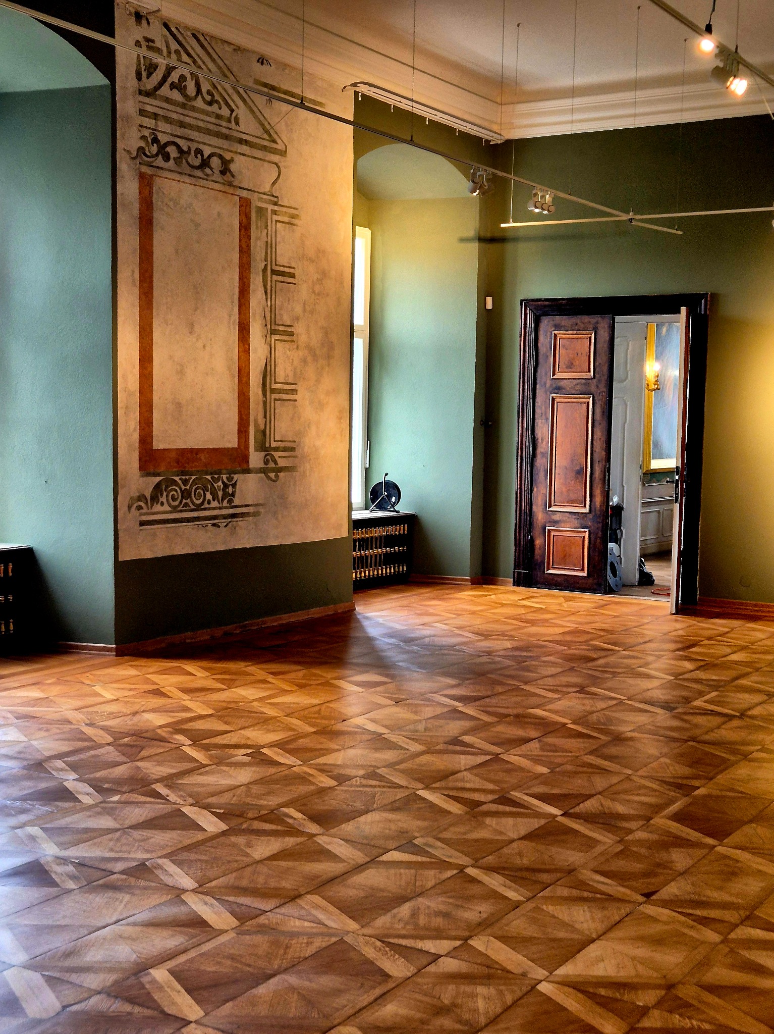 Zamek Książ, naprawy uszkodzonych kasetonów dębowych oraz olejowanie całości posadzki w jednej z komnat Zamku