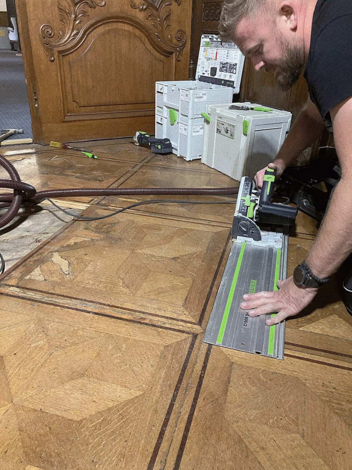 Wymiana uszkodzonych kasetonów w Pałacu Moszna, woj Opolskie