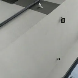 Montaż oświetlenia i kamer ip na elewacji budynku