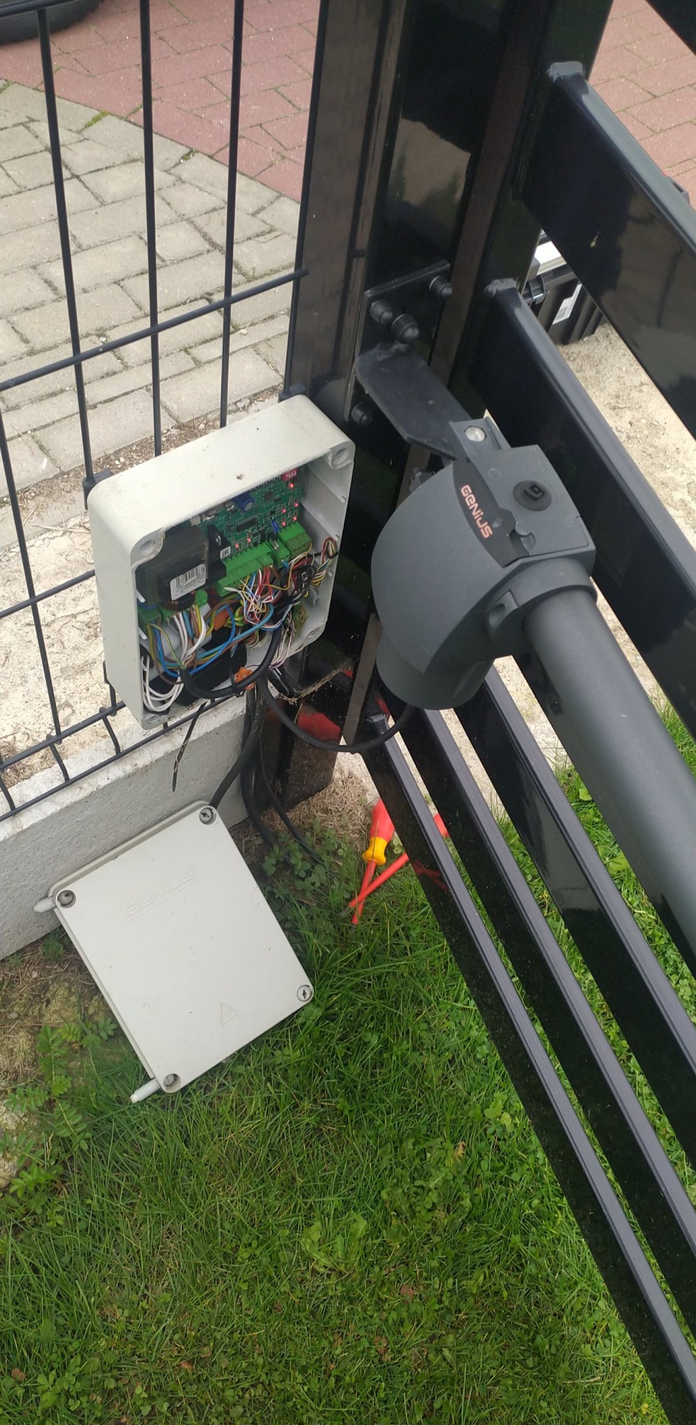 Montaż i konfiguracja napędu do bram automatycznych