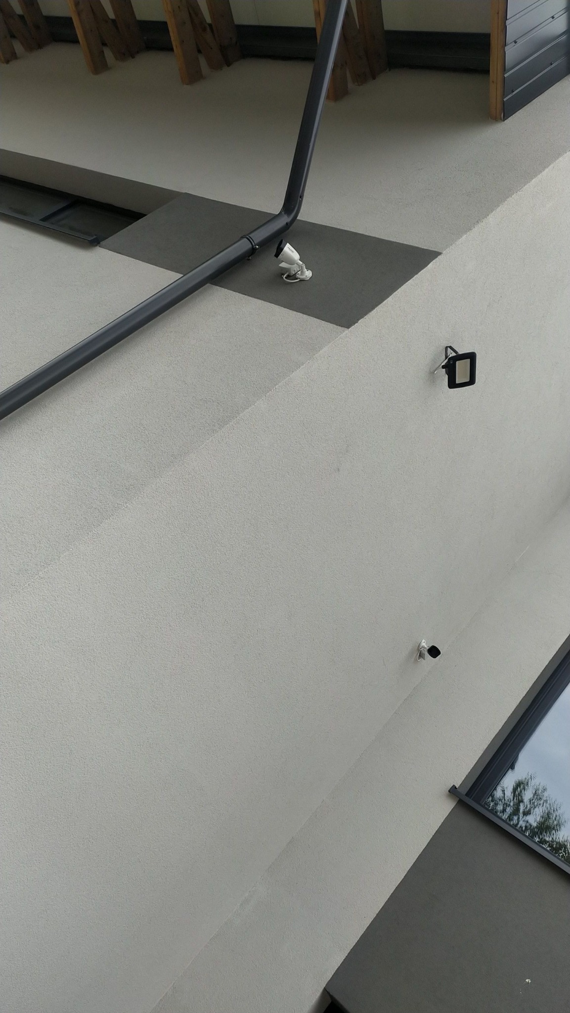 Montaż oświetlenia i kamer ip na elewacji budynku