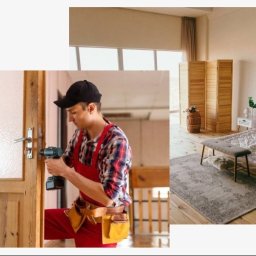 M3 DVERE SADLOK SPÓŁKA KOMANDYTOWA - Pracownik w czerwonym kombinezonie i czapce montuje klamkę w drewnianych drzwiach z przeszkleniem, używając wkrętarki akumulatorowej. W tle widoczny fragment pokoju z drewnianym parawanem.