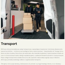 M3 DVERE SADLOK SPÓŁKA KOMANDYTOWA - Dwóch pracowników transportuje wózkiem paletowym kartony w magazynie, widoczne otwarte drzwi samochodu dostawczego.