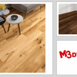 Kompozycja przedstawiająca jasne, drewniane panele podłogowe w aranżacji wnętrza z fragmentem sofy i stolików kawowych, obok ciemniejsze panele oraz logo firmy M3 DVERE.PL.