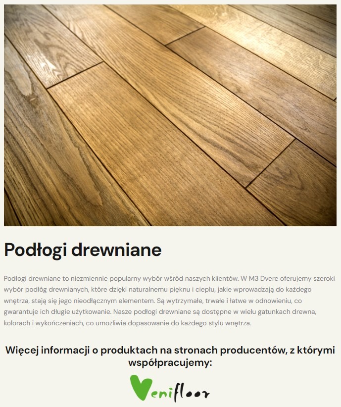 Ułożone deski podłogowe z naturalnego drewna, widoczne z bliska pod kątem, ukazujące strukturę i ciepły odcień drewna.