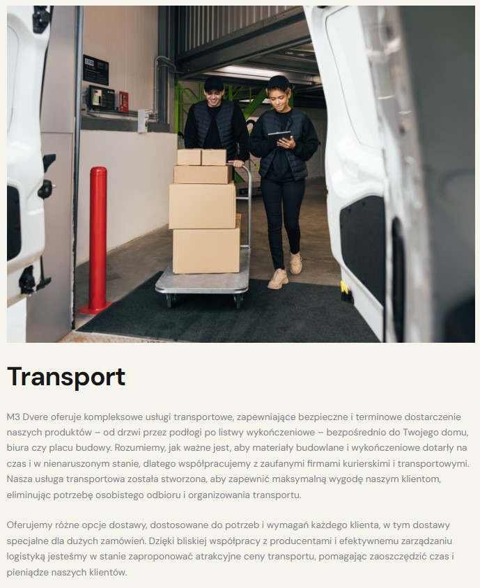 Dwóch pracowników transportuje wózkiem paletowym kartony w magazynie, widoczne otwarte drzwi samochodu dostawczego.