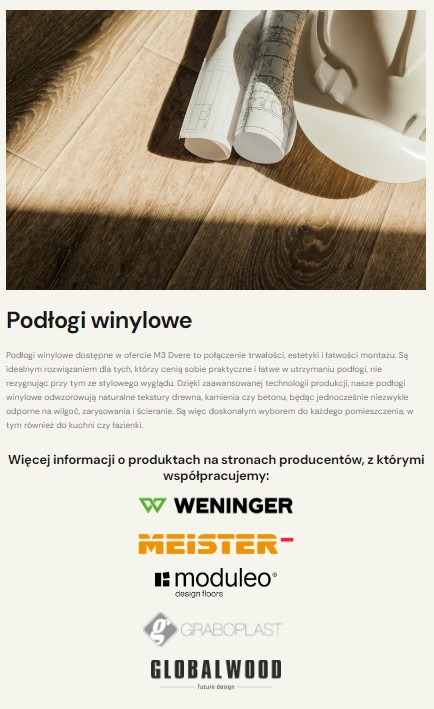 Jasne panele winylowe imitujące drewno ułożone na podłodze, obok zwinięte plany architektoniczne i biały kask budowlany w padającym świetle słonecznym.