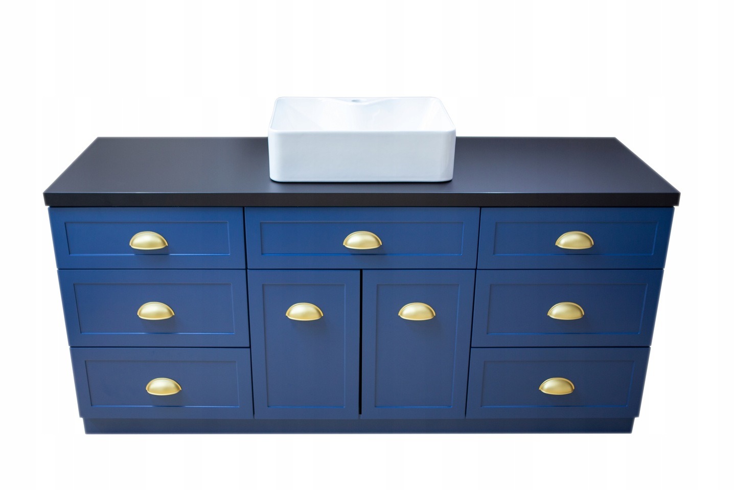Niebieska szafka łazienkowa z czarnym blatem i umywalką nablatową, złote uchwyty w kształcie półksiężyca.