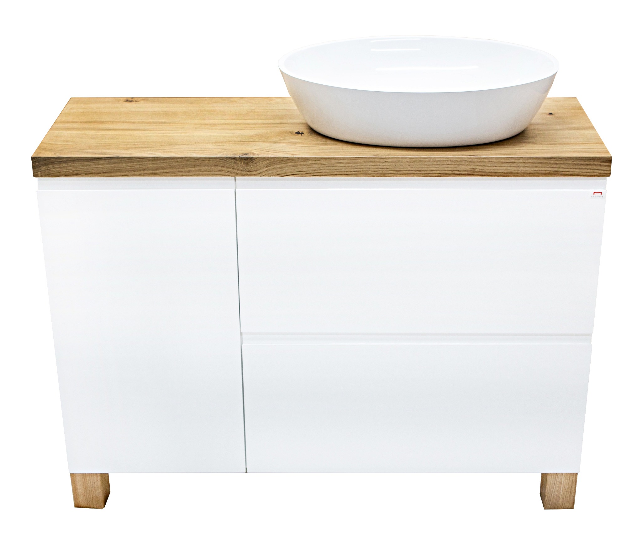 Biała szafka łazienkowa z drewnianym blatem i okrągłą umywalką nablatową, widoczne drewniane nóżki i logo producenta.