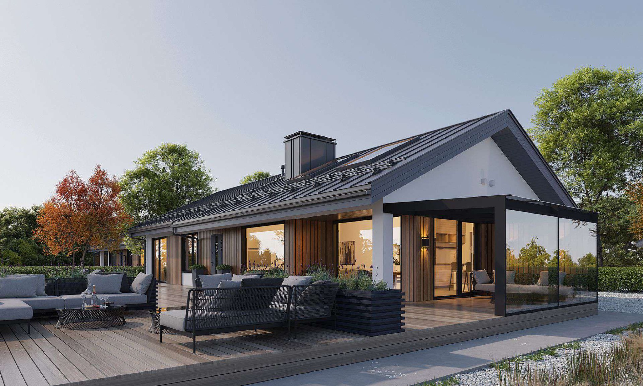 Nowoczesny dom jednorodzinny z drewnianą elewacją, metalowym dachem i tarasem z meblami ogrodowymi w kolorze szarym, otoczony zielenią.