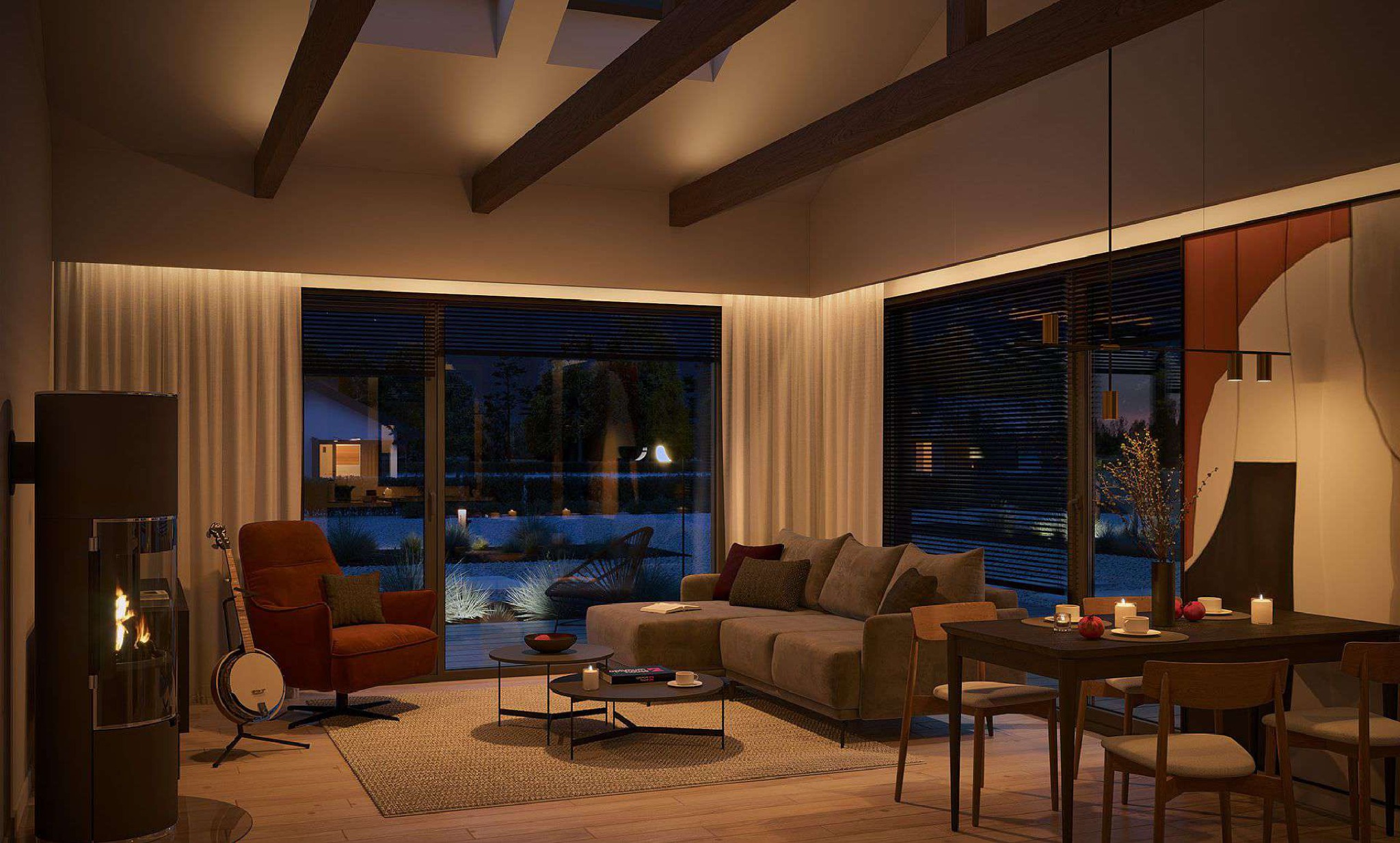 Eleganckie wnętrze domu z kominkiem, sofą narożną, stołem jadalnym i widokiem na oświetlony ogród przez duże okna z żaluzjami.