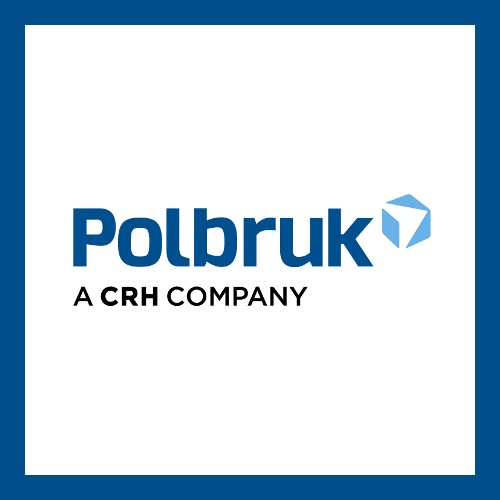 Logo firmy Polbruk, producenta kostki brukowej, z niebieskim napisem i symbolem kostki 3D w prawym górnym rogu, pod spodem napis 'A CRH COMPANY'.