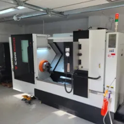 średnica toczenia 350mm, wiercenie, gwintowanie, frezowanie czołowe, wiercenie, gwintowanie boczne.