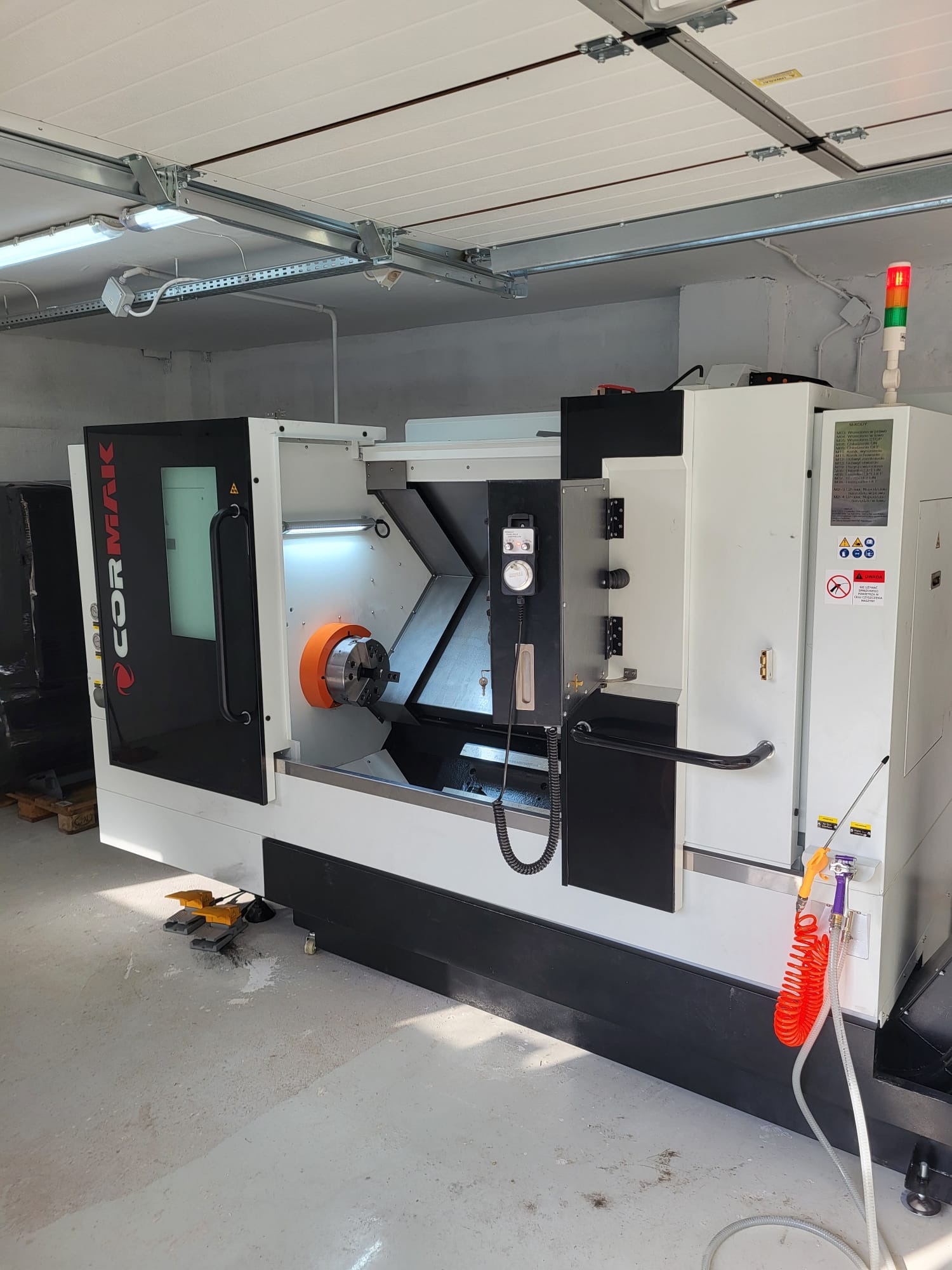 średnica toczenia 350mm, wiercenie, gwintowanie, frezowanie czołowe, wiercenie, gwintowanie boczne.