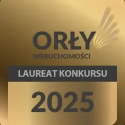 Złota statuetka 'Orły Nieruchomości - Laureat Konkursu 2025' na czarnym tle. Nagroda branżowa dla agencji nieruchomości. Symbol prestiżu i uznania w sektorze.