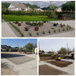 GARDEN OF SUCESS Magdalena Tołysz - Kompozycja ogrodu: rabata z kamykami, ozdobnymi trawami i roślinami w donicach. Widoczne etapy prac ziemnych i zagospodarowania terenu z użyciem maszyn.