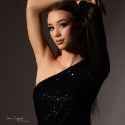 Sesja kobieca to nie tylko sesja zdjęciowa – to także okazja do odkrywania swojej osobowości, wyrażania siebie i budowania pewności siebie. Może to być dla Ciebie niezwykłe doświadczenie na drodze do samorozwoju.