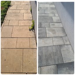 Angelika Liszka Rudy czyścik - Porównanie stanu kostki brukowej przed i po czyszczeniu: po lewej stronie zabrudzona, beżowa kostka z chwastami, po prawej wyczyszczona, szara kostka przylegająca do ściany budynku.