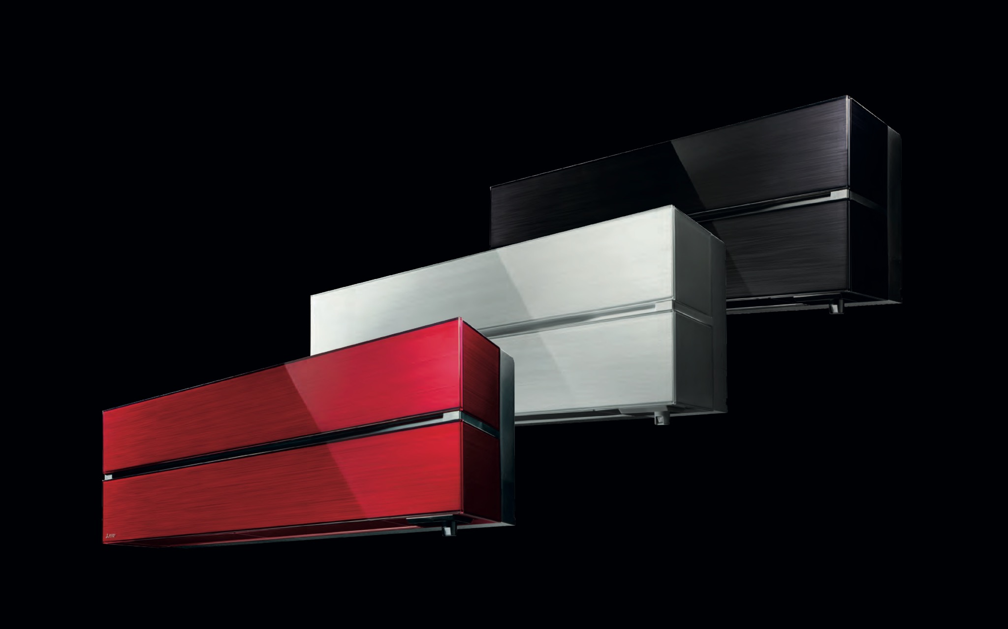 Trzy klimatyzatory ścienne Mitsubishi Diamond w kolorach: czerwonym, srebrnym i czarnym, ustawione kaskadowo na czarnym tle, prezentujące nowoczesny design i wykończenie premium.