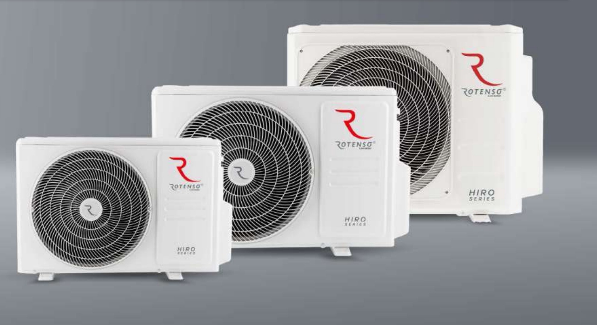Trzy jednostki zewnętrzne klimatyzacji Rotenso Hiro Series w różnych rozmiarach, ustawione na szarym tle, prezentujące logo i charakterystyczne żaluzje wentylatora.