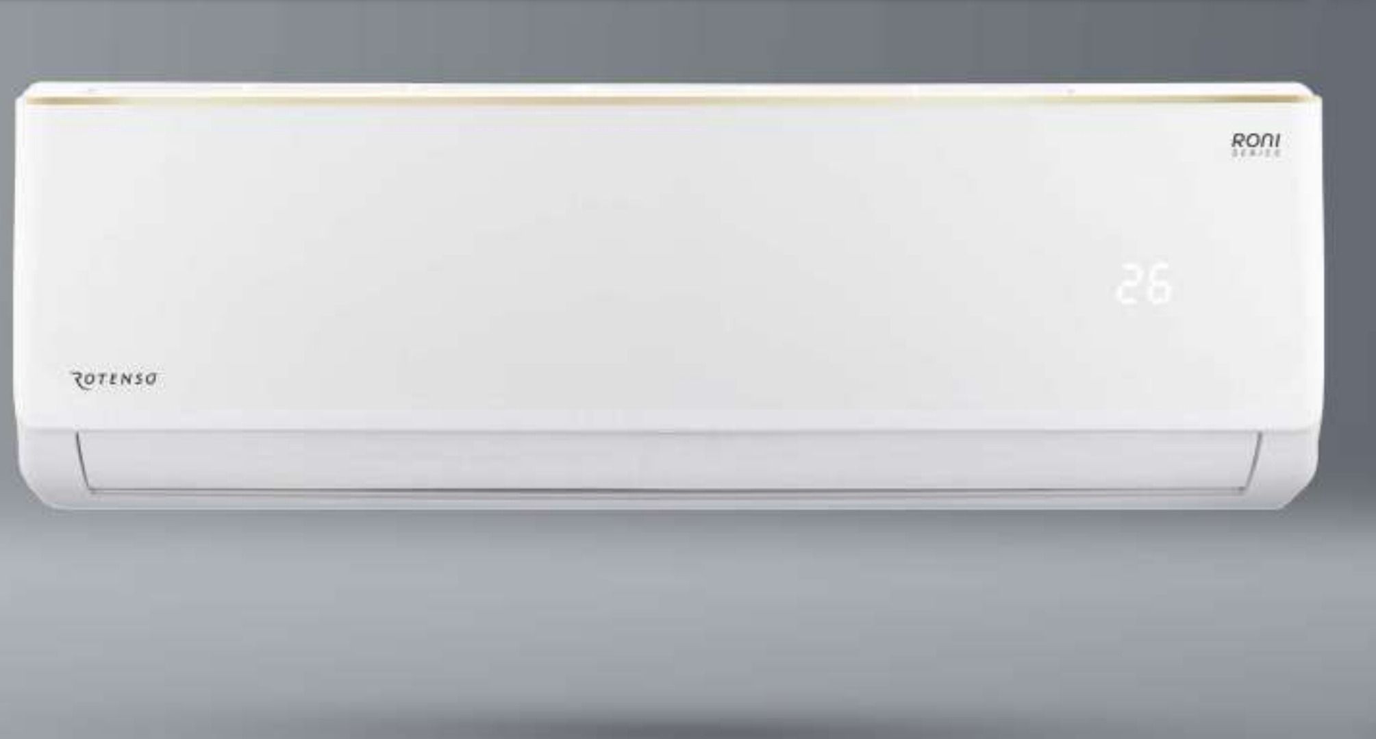 Biała jednostka wewnętrzna klimatyzatora Rotenso Roni z wyświetlaczem temperatury ustawionym na 26 stopni Celsjusza, na szarym tle.